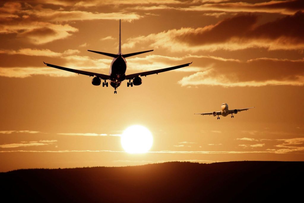 Zwei Flugzeuge im Sonnenuntergang
